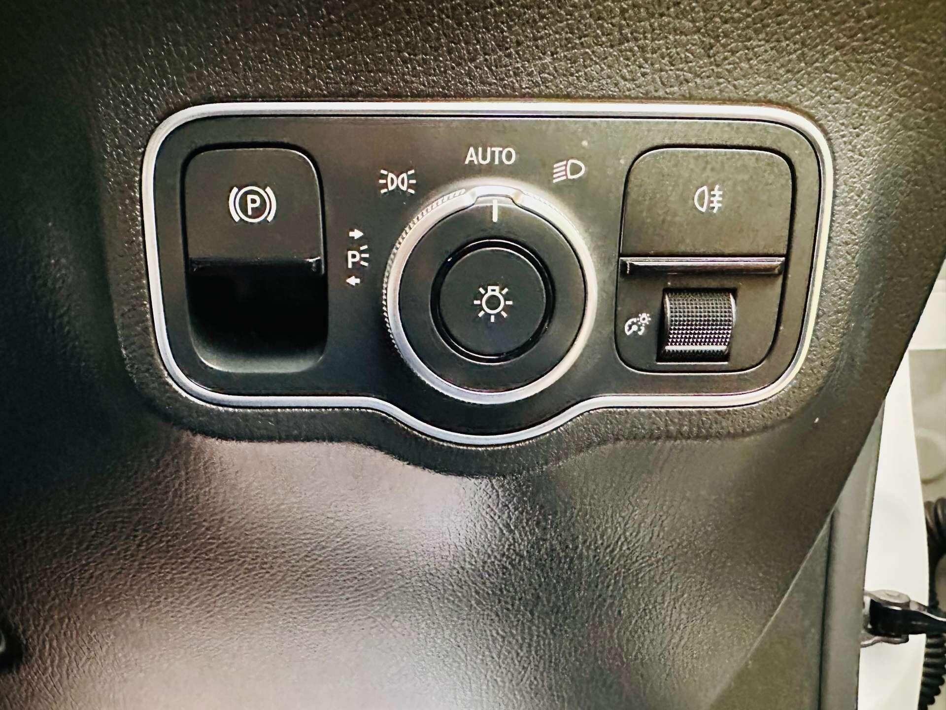 Mercedes-Benz Gla view 23