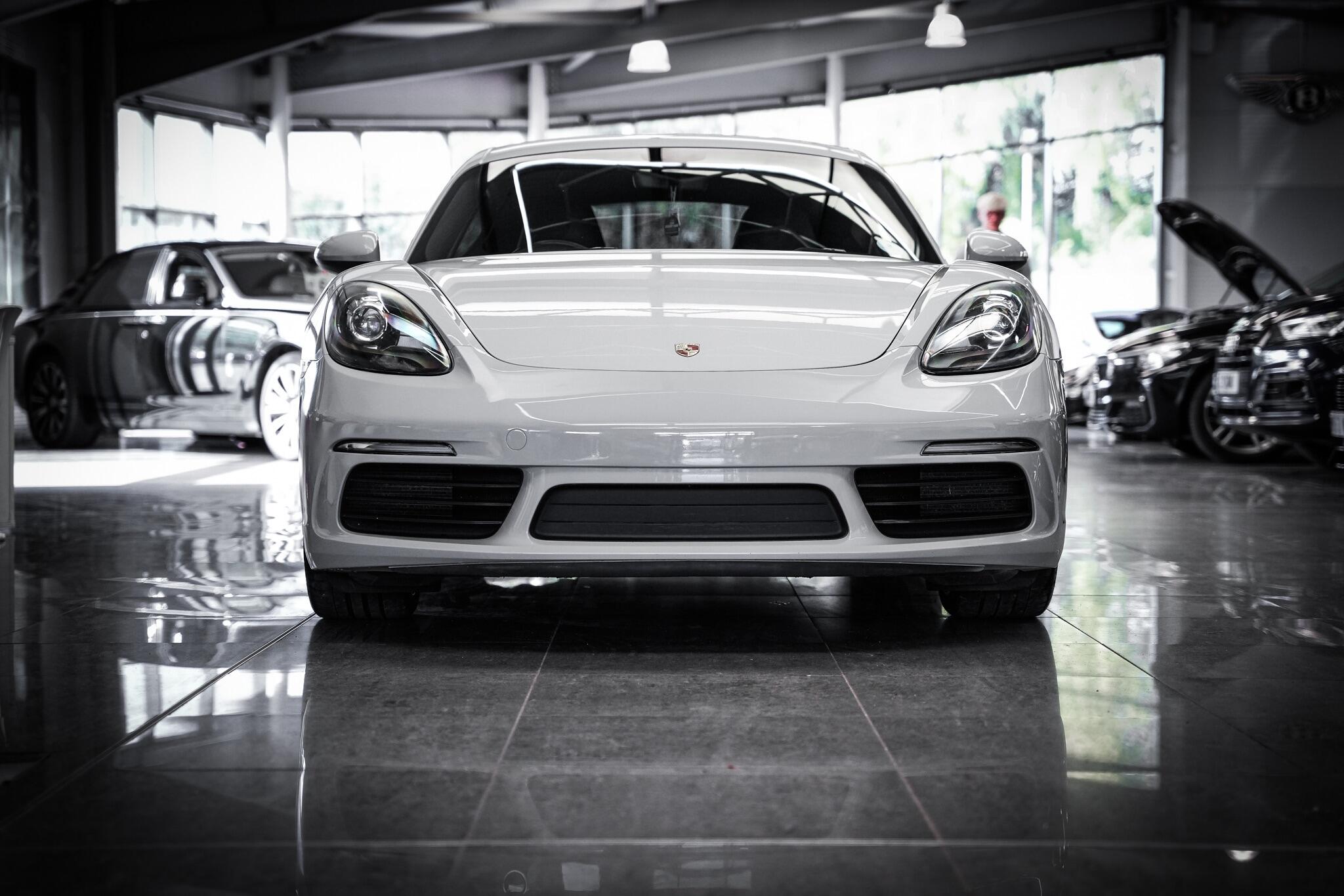 Porsche Cayman view 11