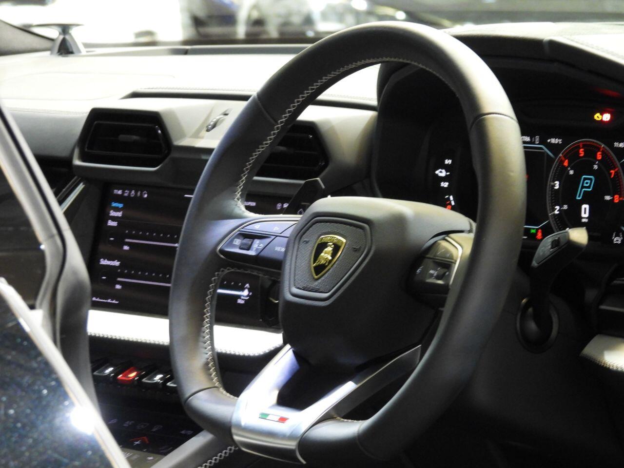Lamborghini Urus view 36