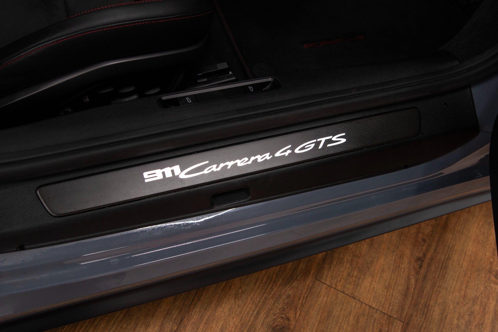 Porsche 911 view 27