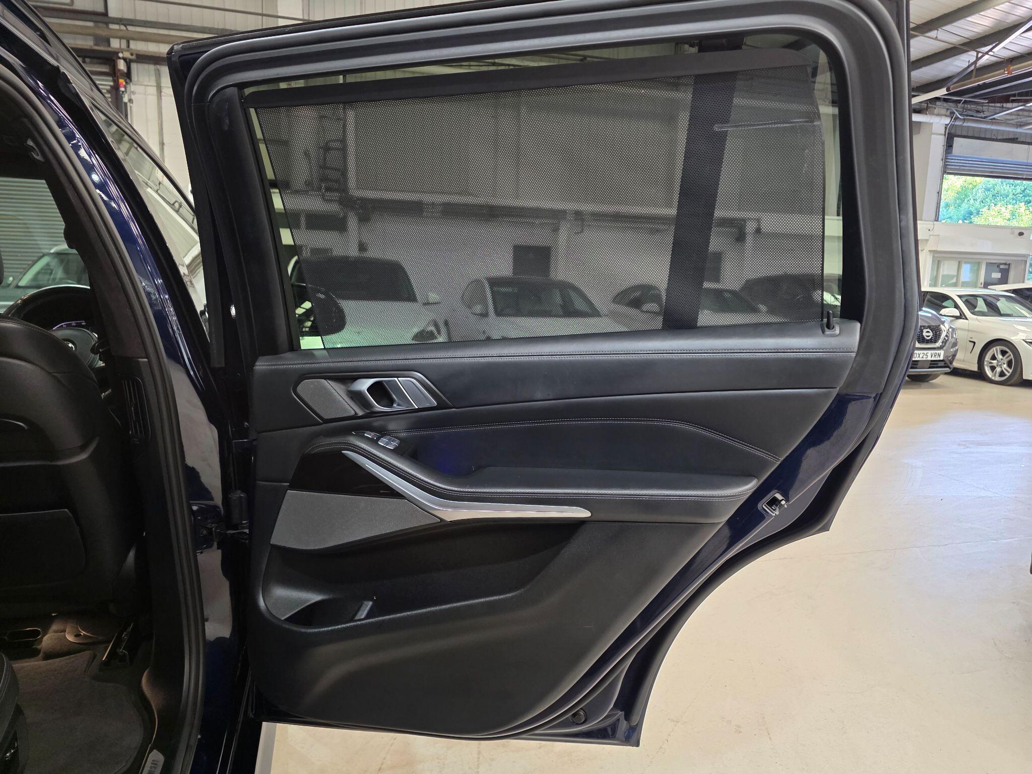 BMW X7 view 39