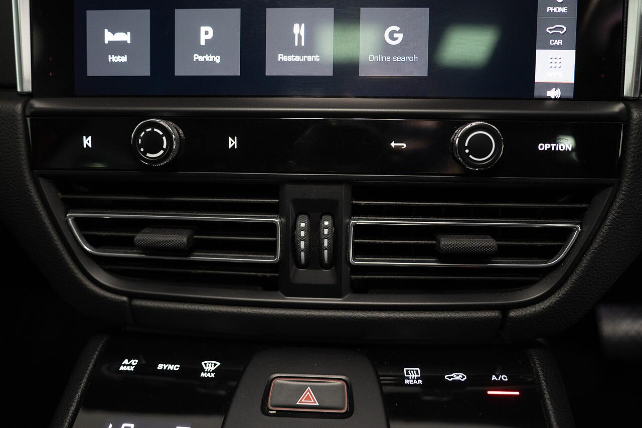 Porsche Macan view 17