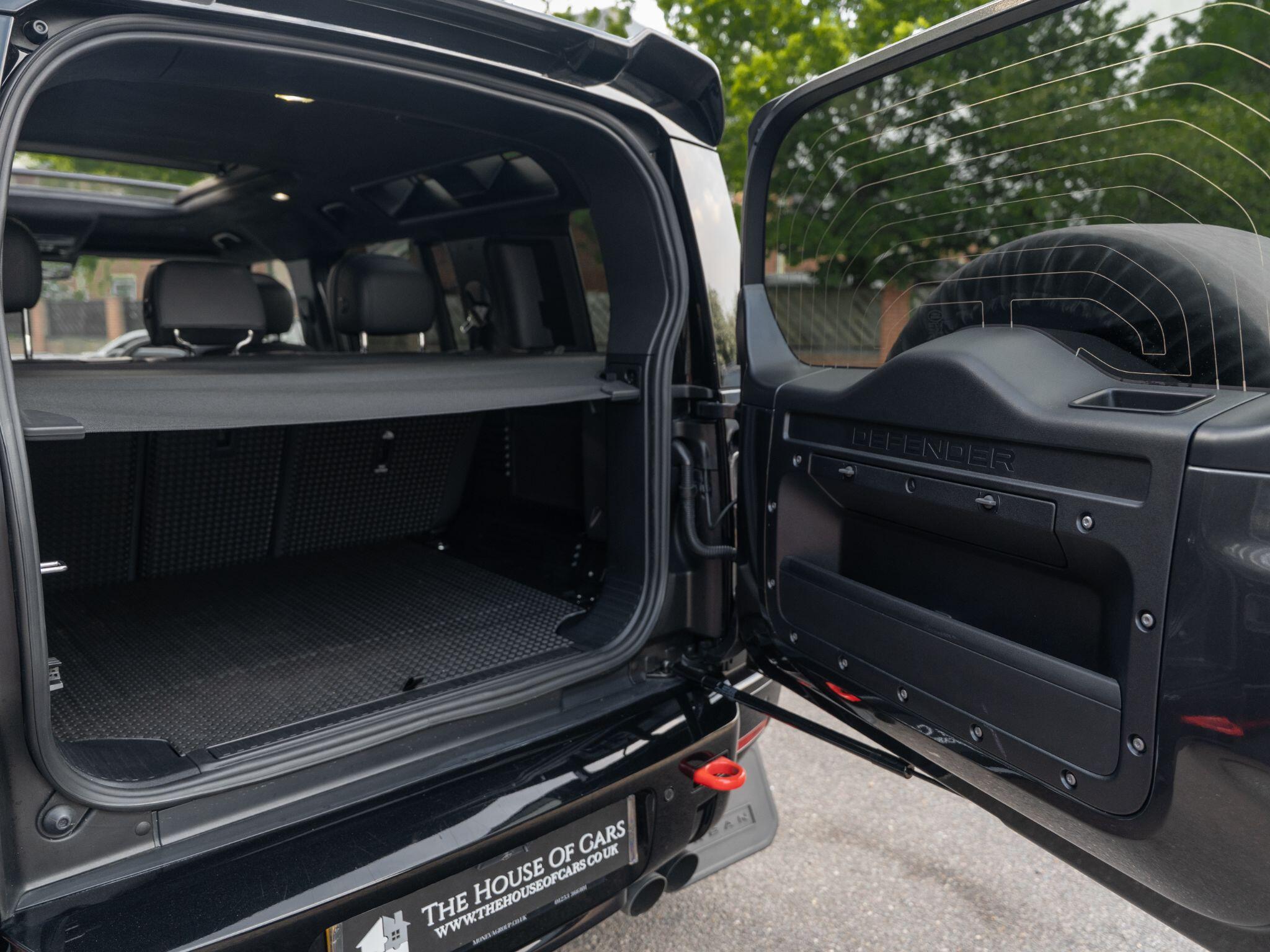 Land Rover Defender 110 view 56