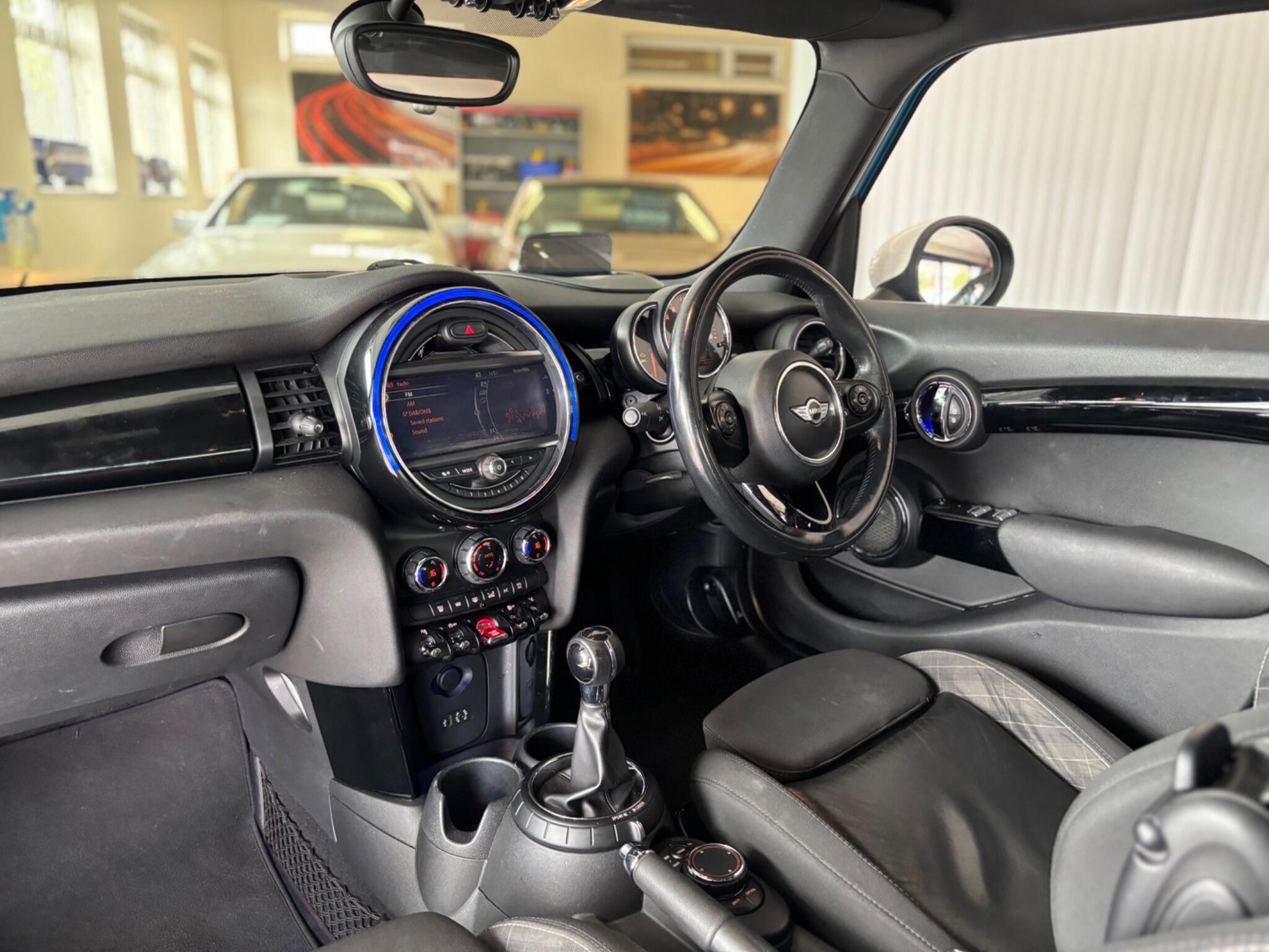 Mini Hatch view 11