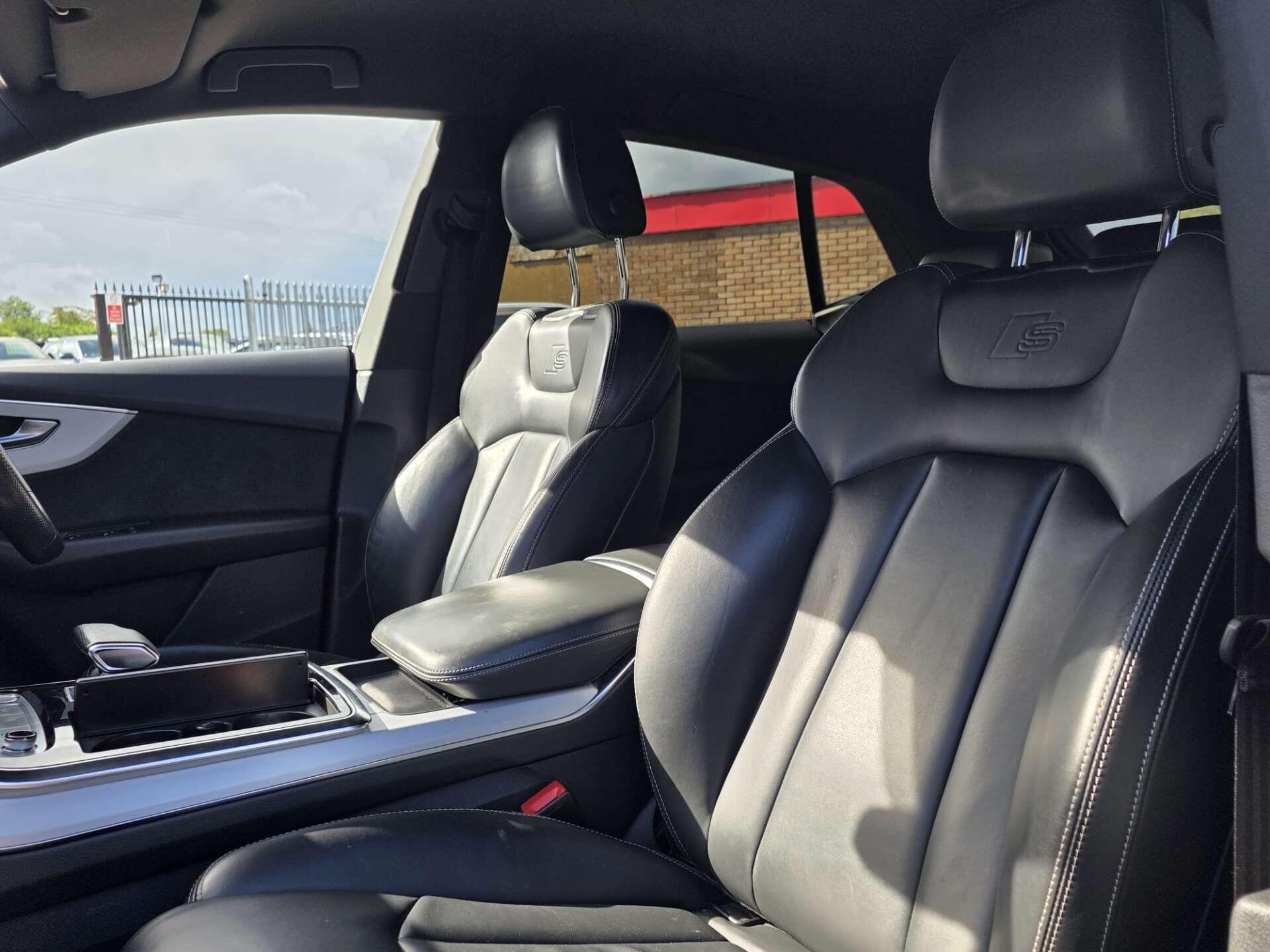 Audi Q8 view 23
