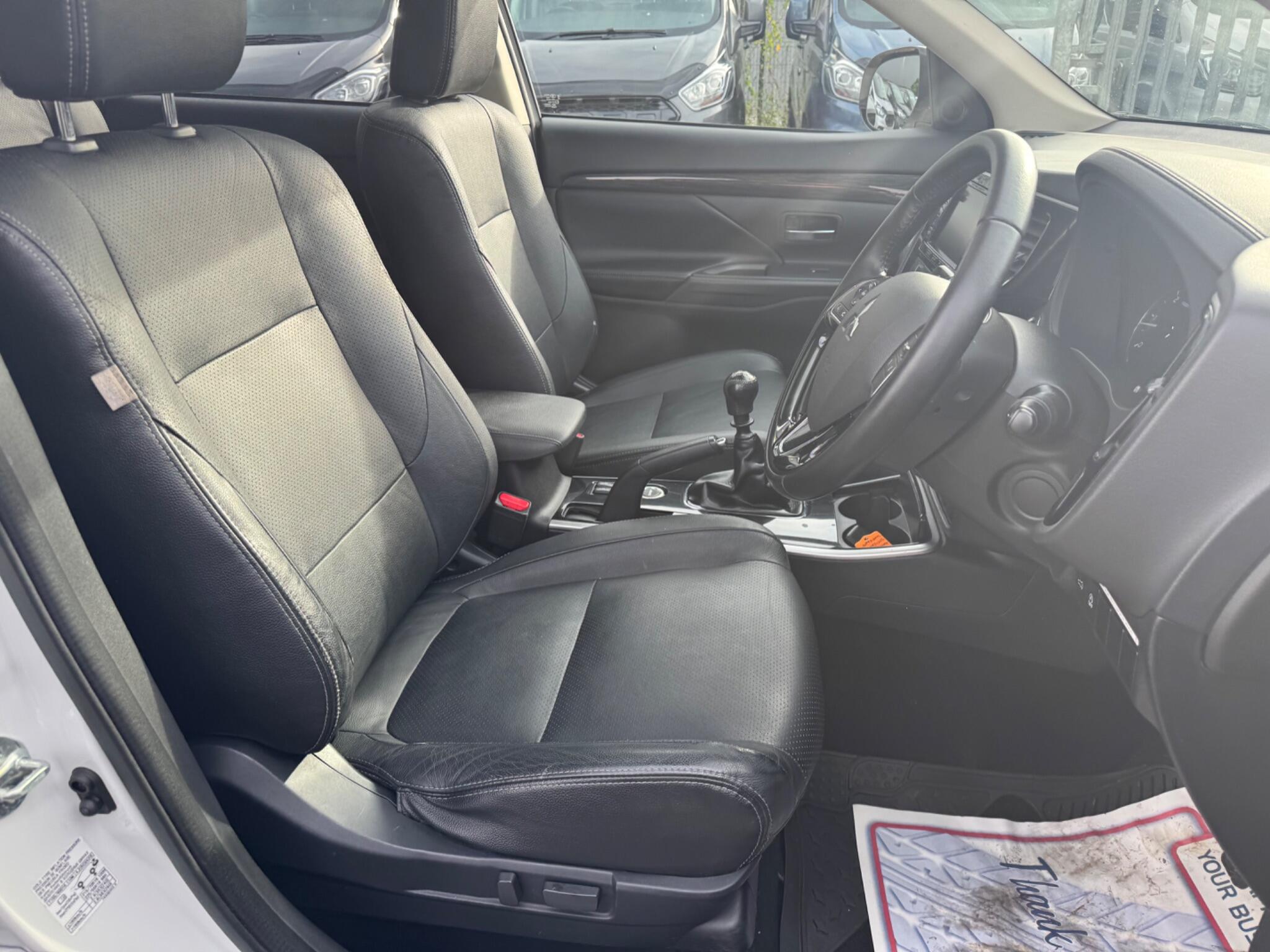 Mitsubishi Outlander view 45