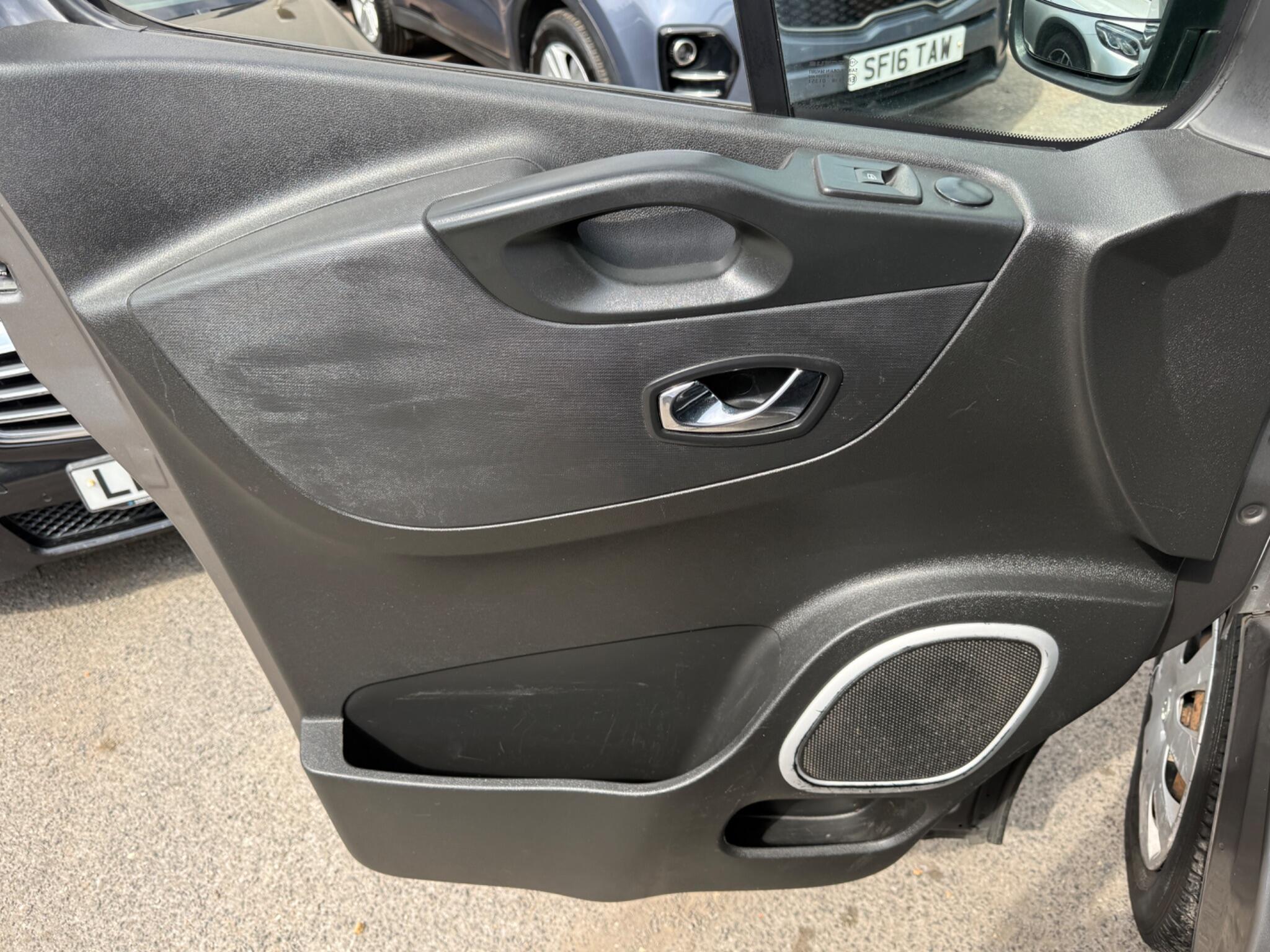 Vauxhall Vivaro - Image 26