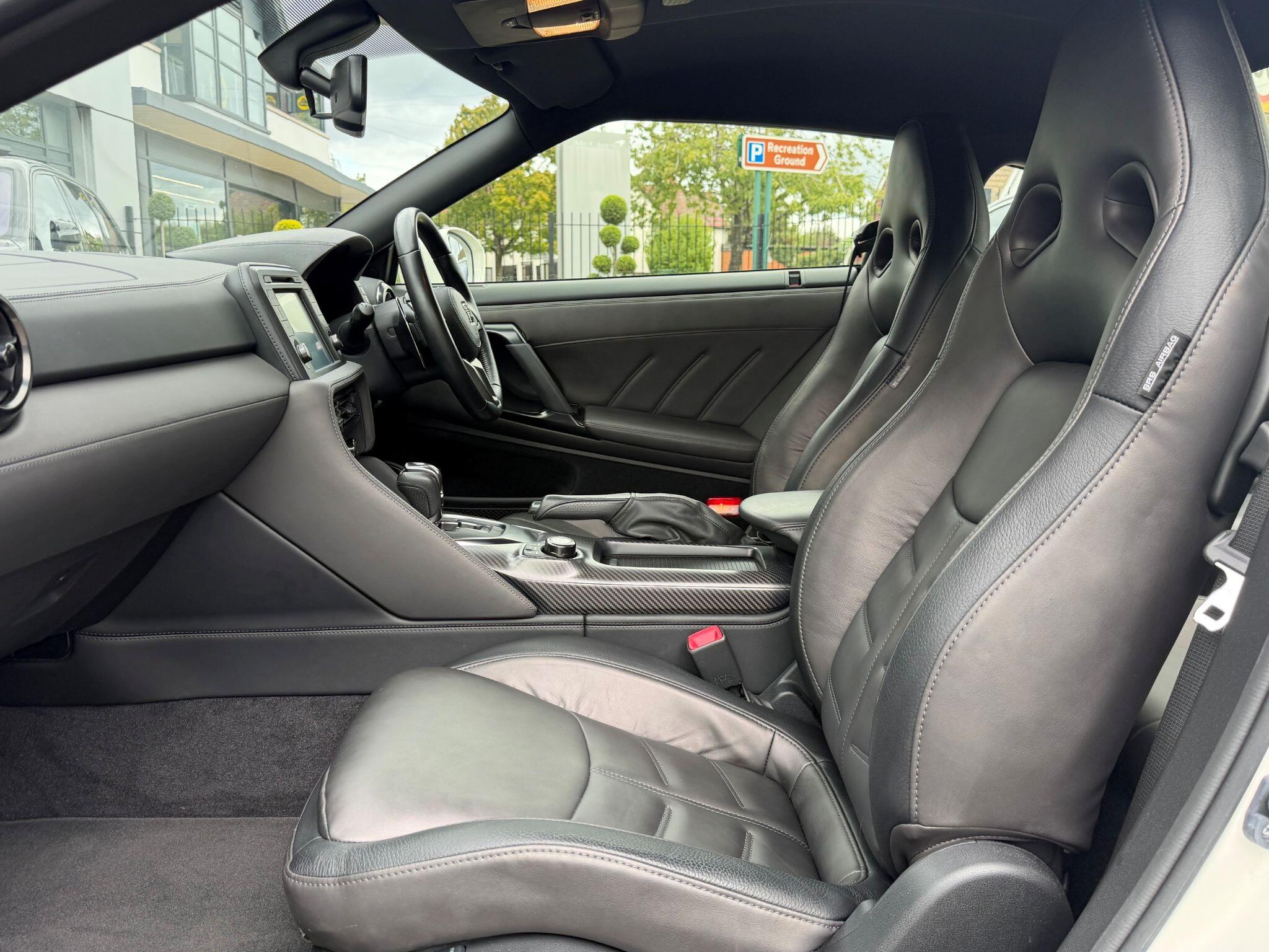 Nissan GT-R view 10