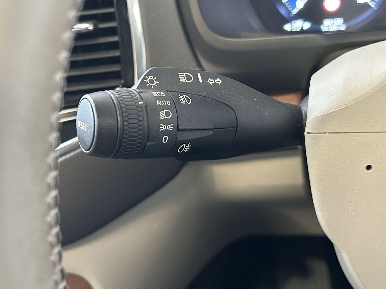 Volvo XC90 view 40