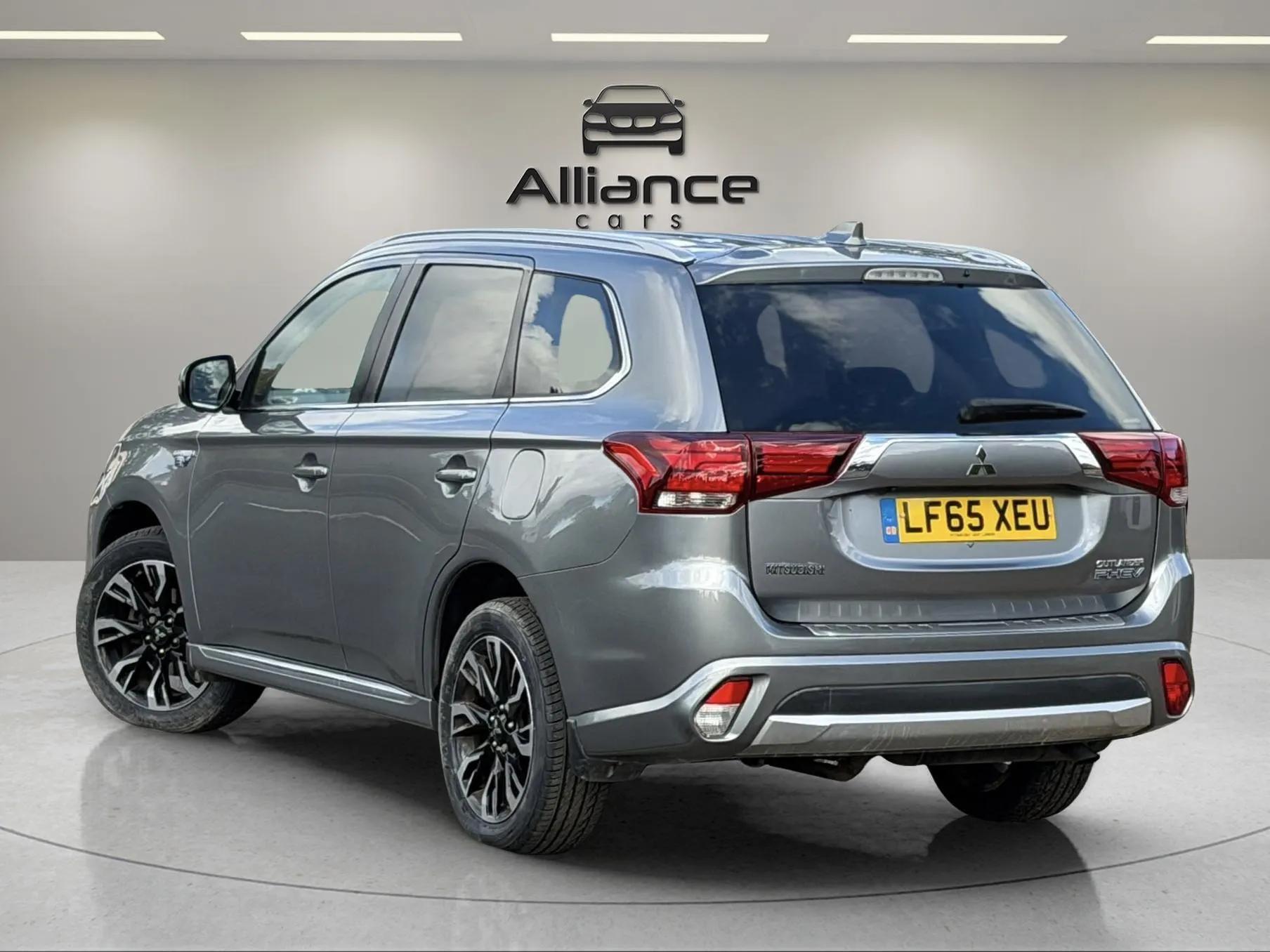 Mitsubishi Outlander view 3