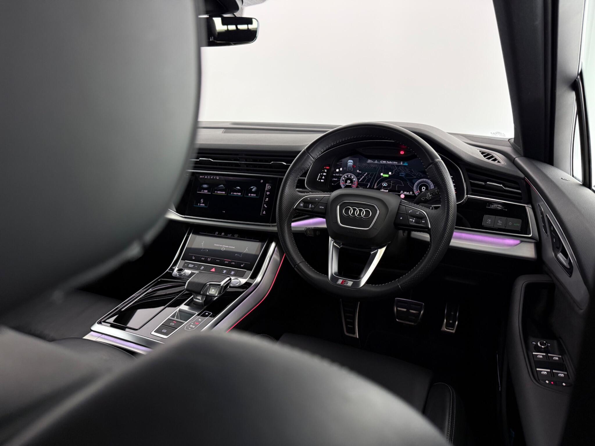 Audi Q7 view 10