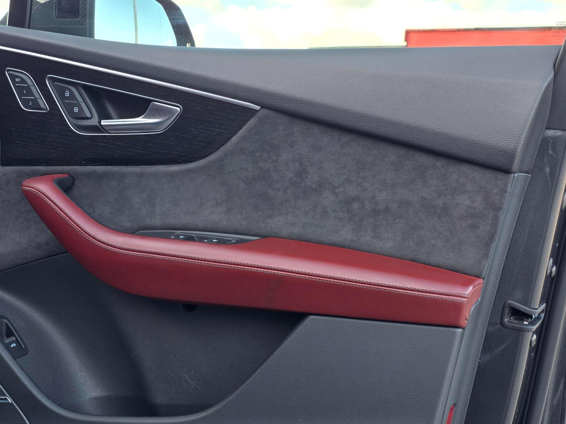 Audi SQ7 view 45
