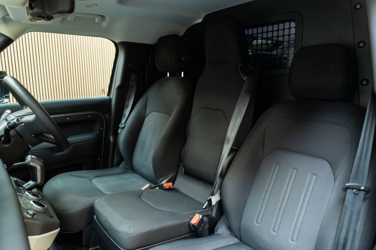 Land Rover Defender 110 view 19