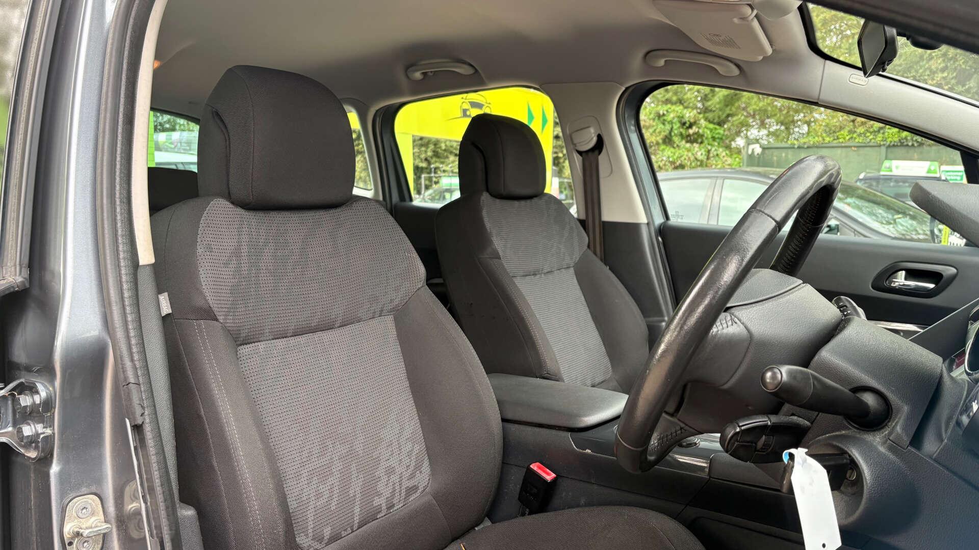 Peugeot 3008 view 2