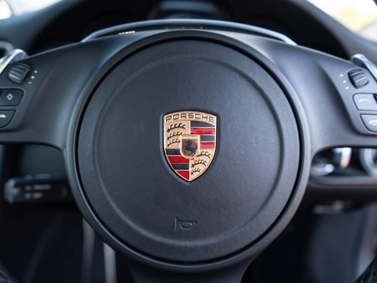 Porsche 911 view 21