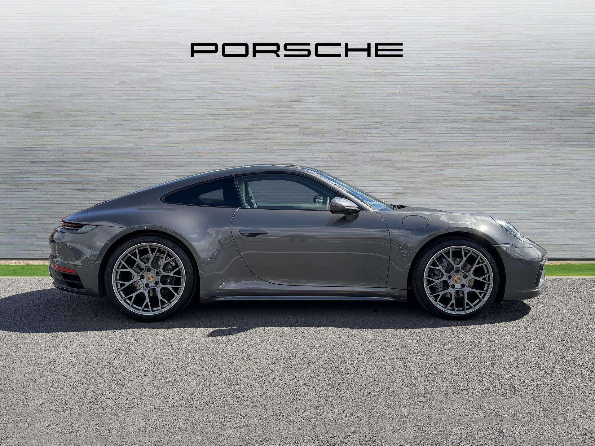 Porsche 911 view 7