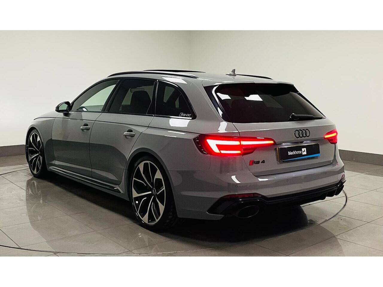 Audi RS4 view 6