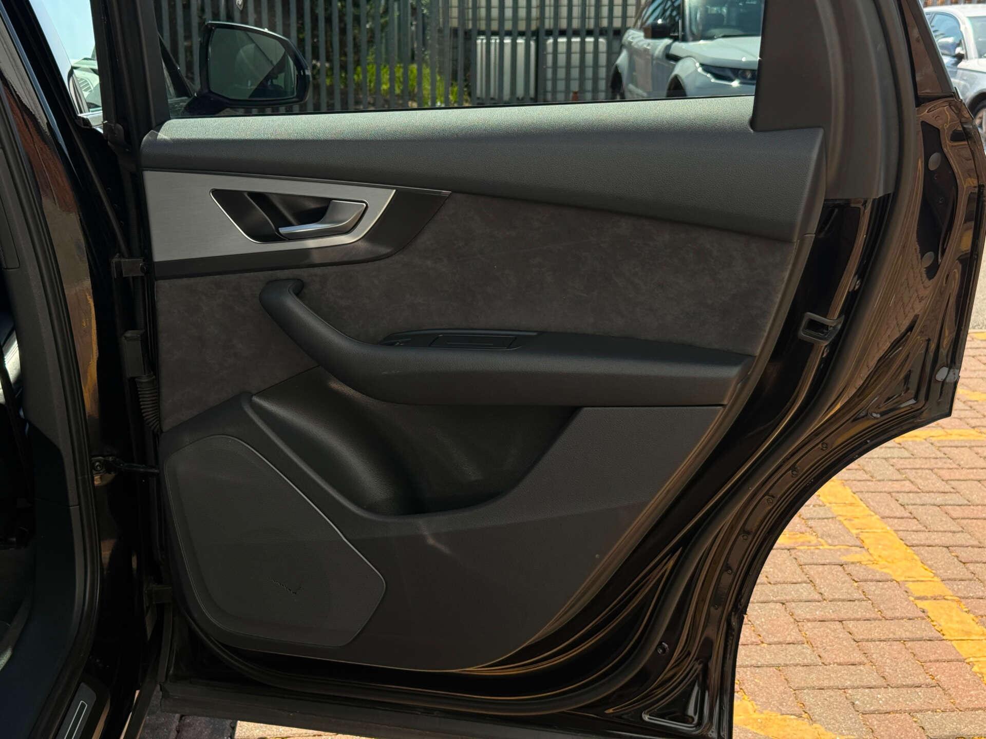 Audi Q7 view 25
