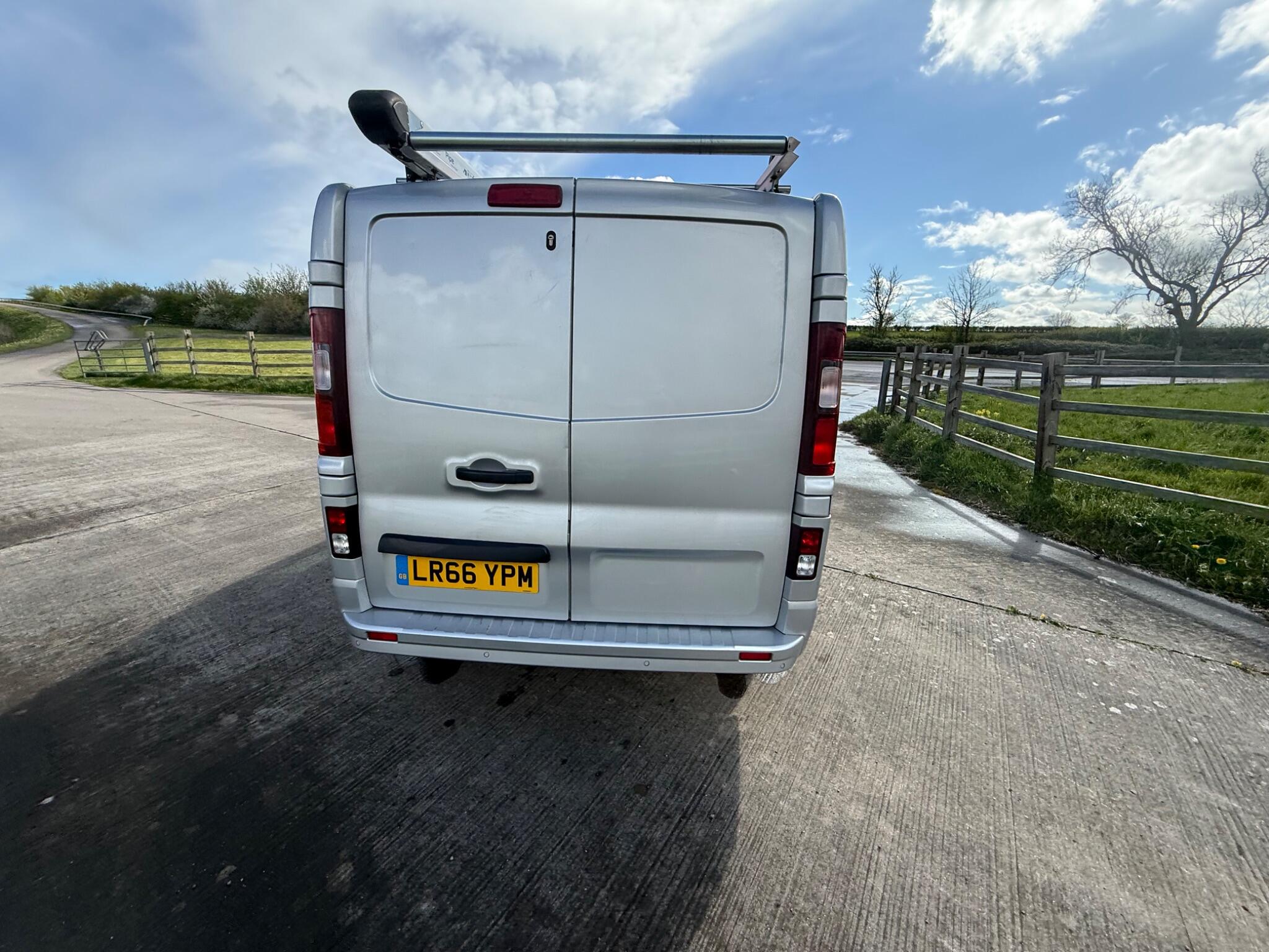 Vauxhall Vivaro 1.6 CDTi 2900 BiTurbo Sportive L1 H1 Euro 6 (s/s) 5dr — photo 19 of 98