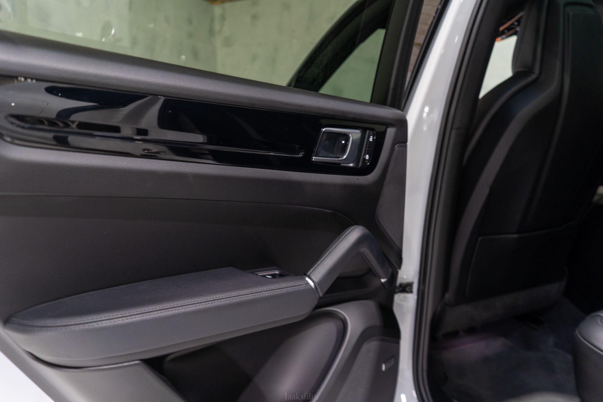 Porsche Cayenne view 33