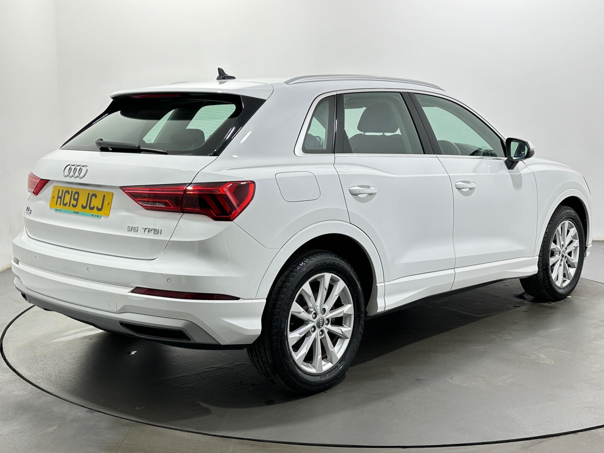 Audi Q3 view 8