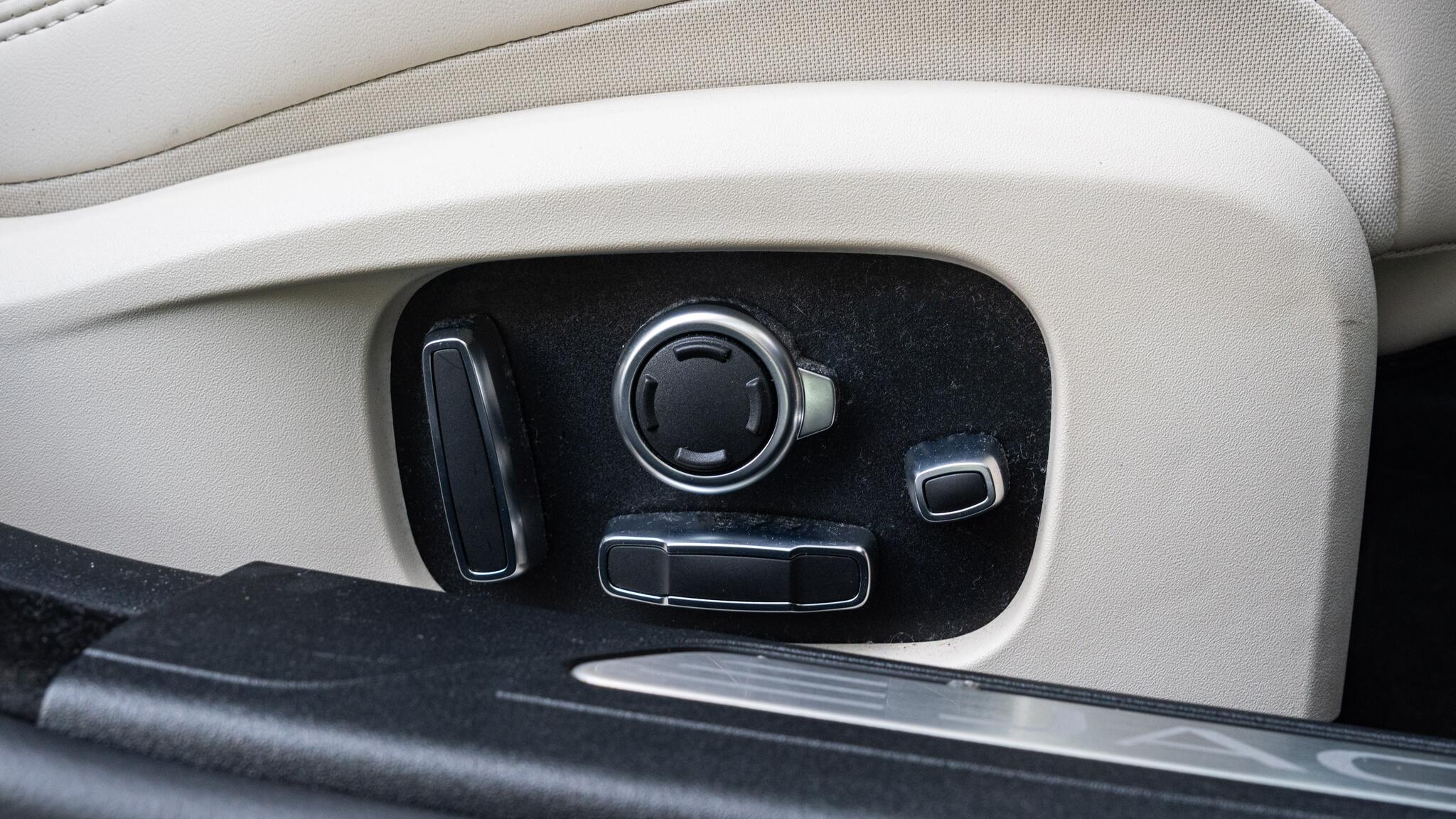 Jaguar Xe view 77