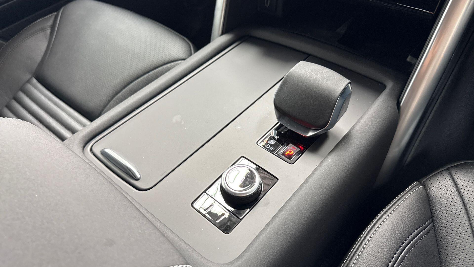 Land Rover Discovery view 13