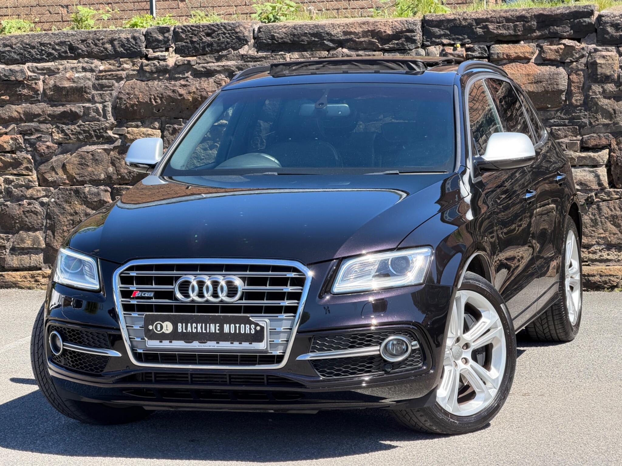 Audi SQ5 view 3