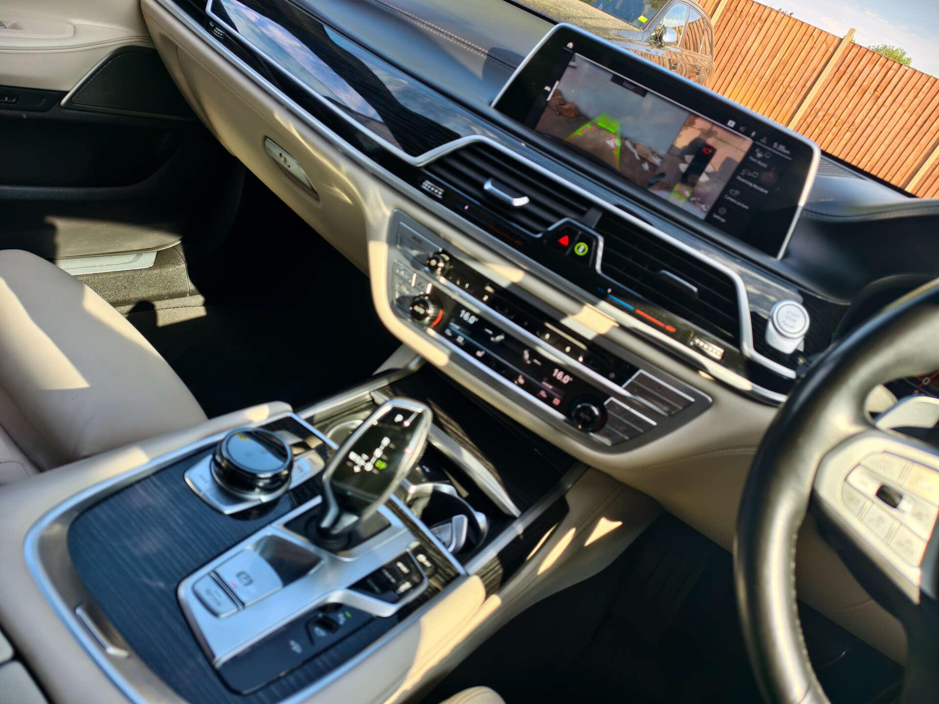BMW 7 Series view 33