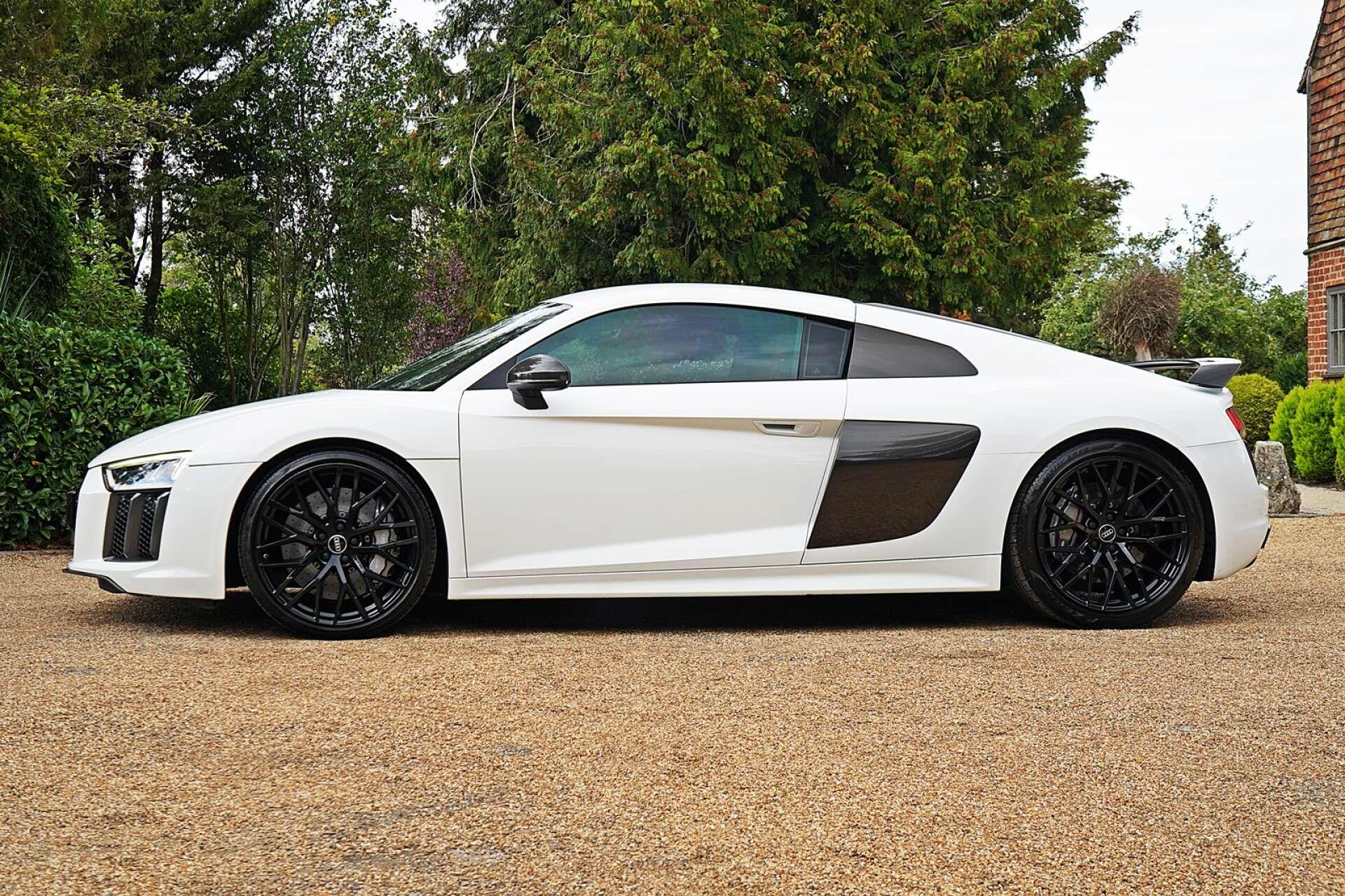 Audi R8 view 3