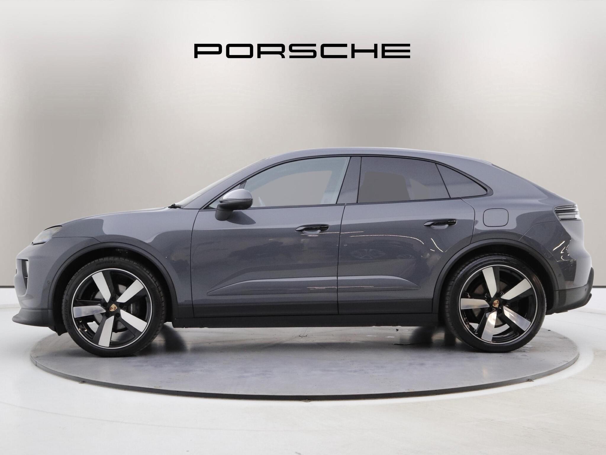 Porsche Macan view 4