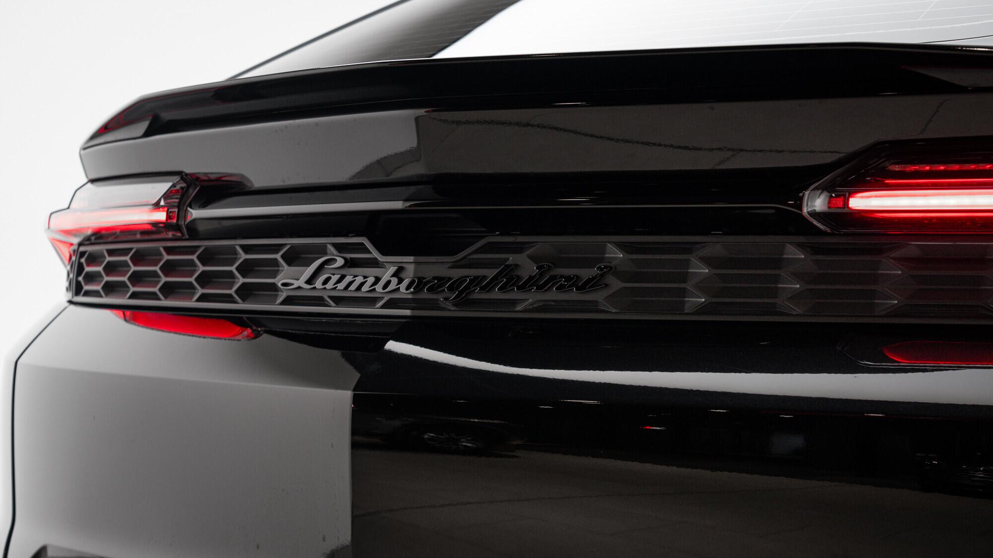 Lamborghini Urus view 19