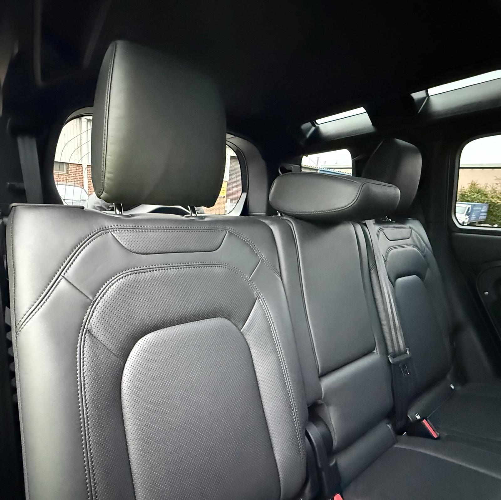 Land Rover Defender view 33