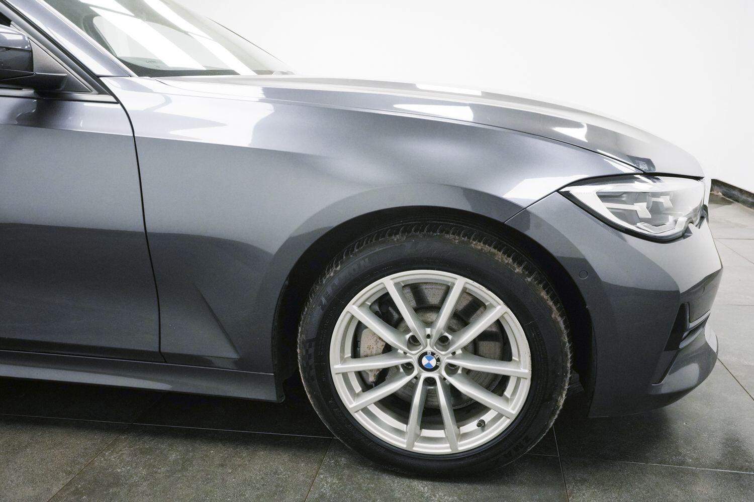 BMW 3 Series view 4