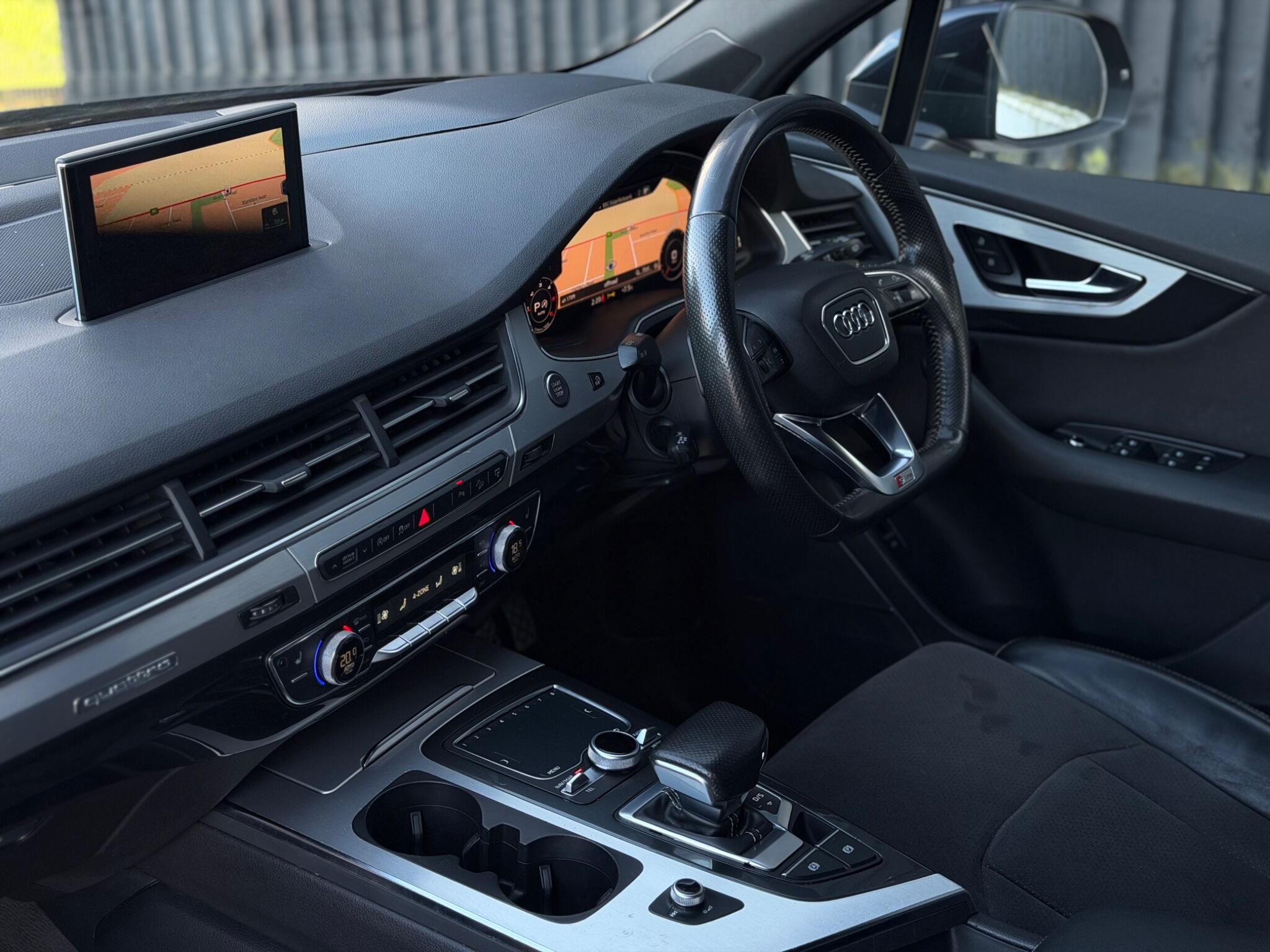 Audi Q7 view 16