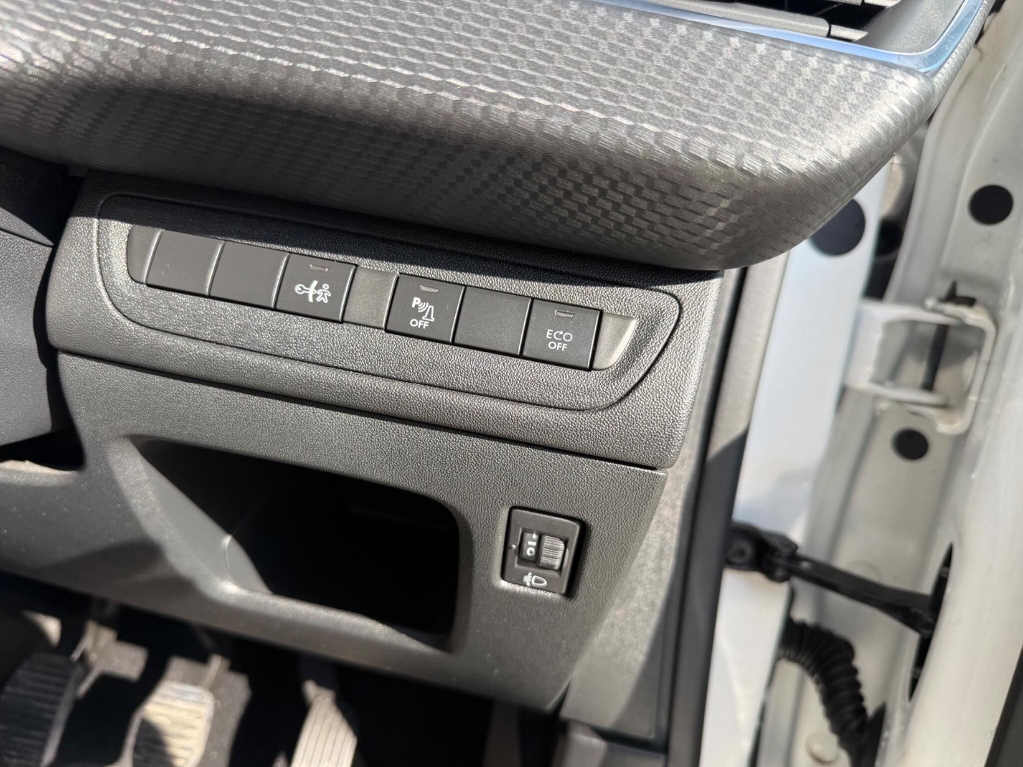 Peugeot 208 view 19