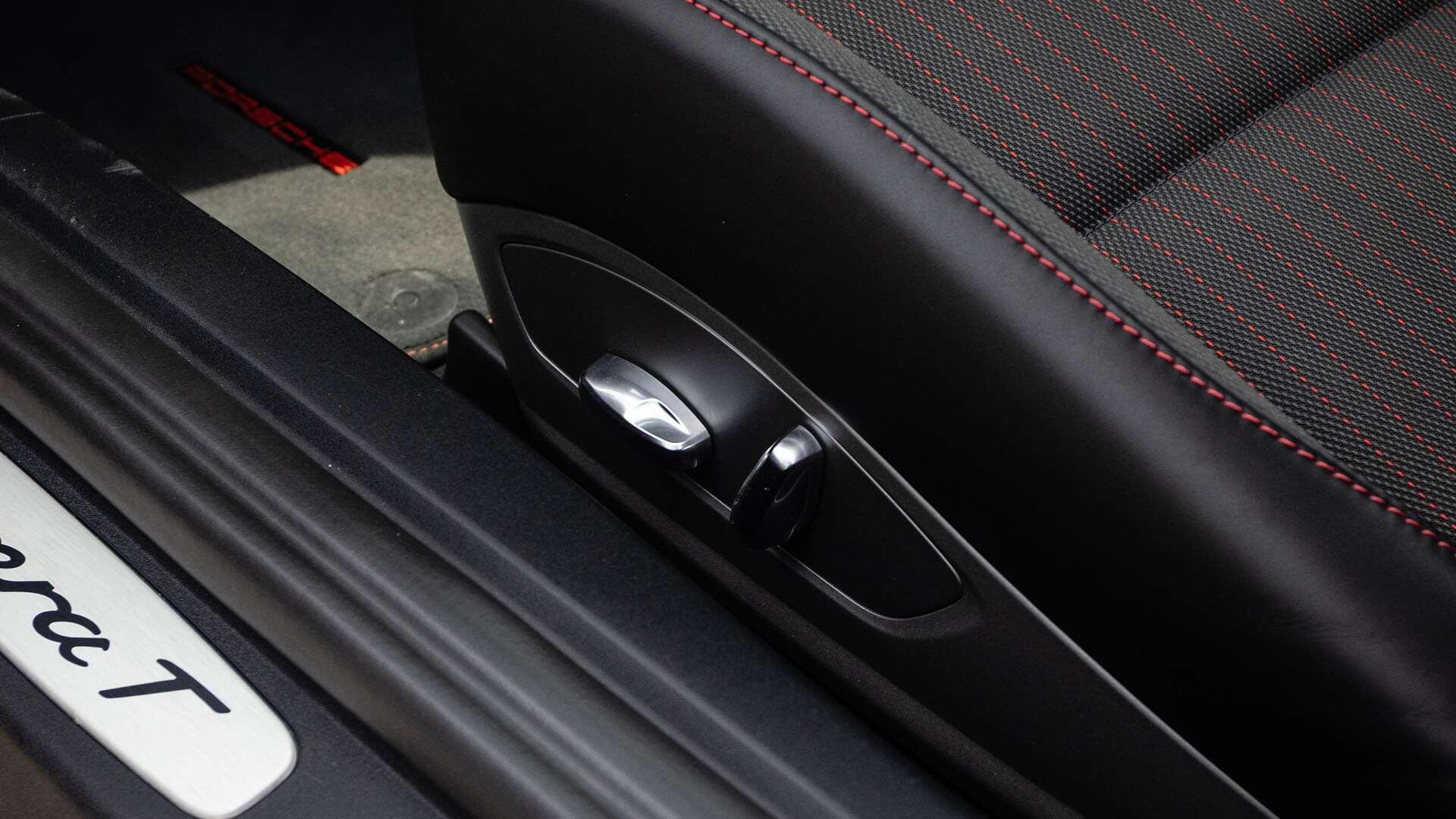 Porsche 911 view 31
