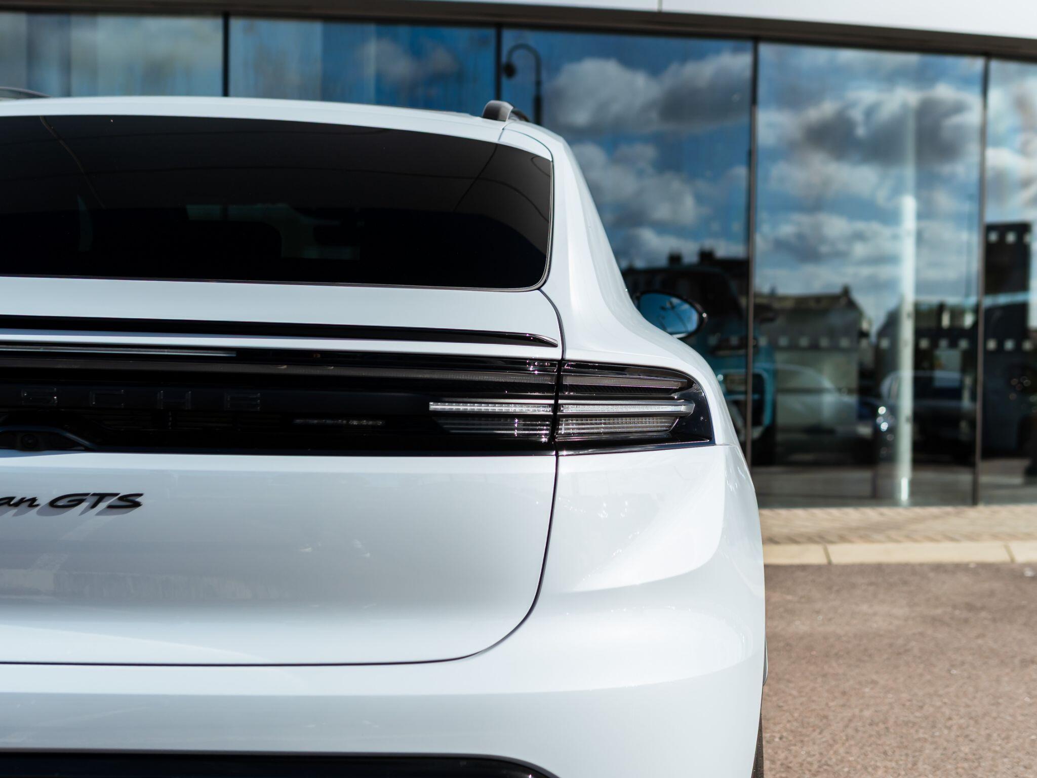 Porsche Macan view 7
