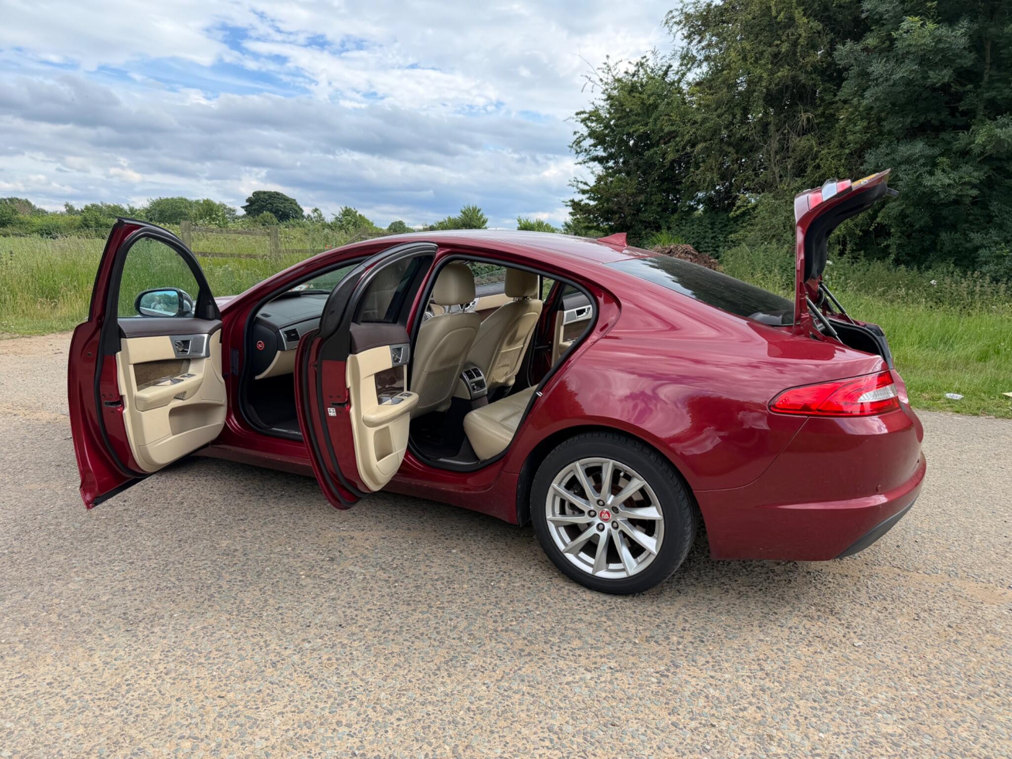 Jaguar XF view 26