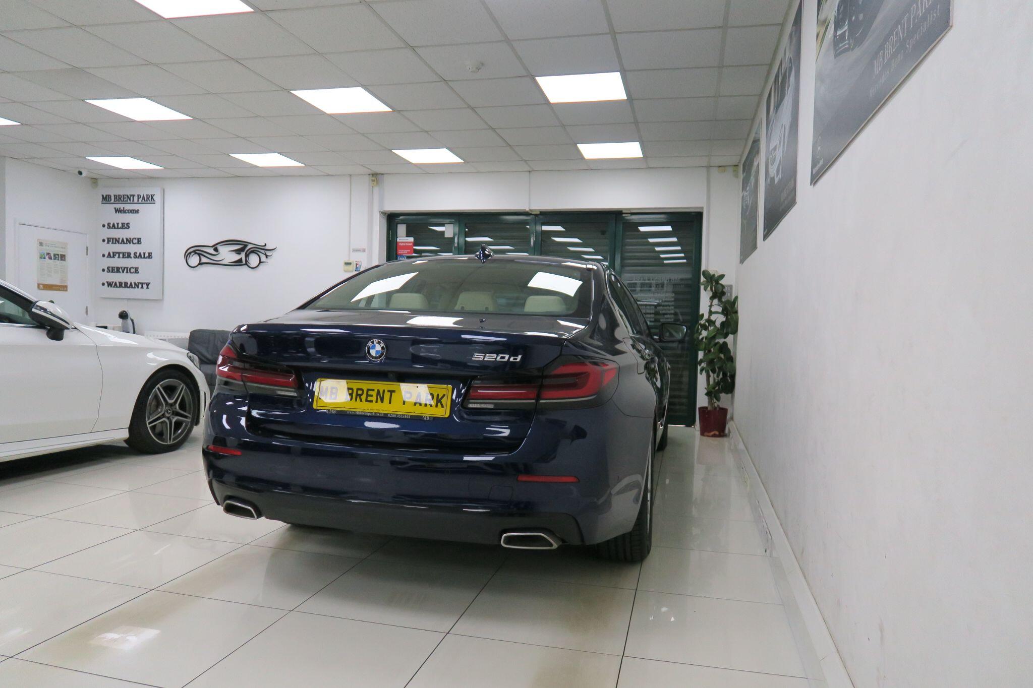 BMW 5 Series view 8