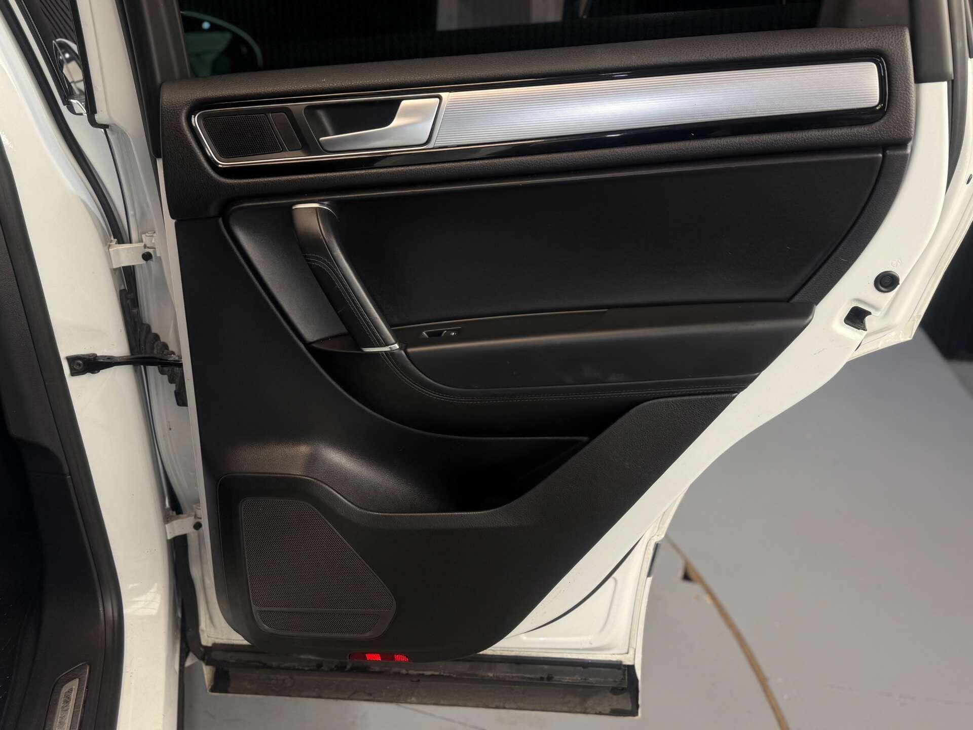 Volkswagen Touareg view 20