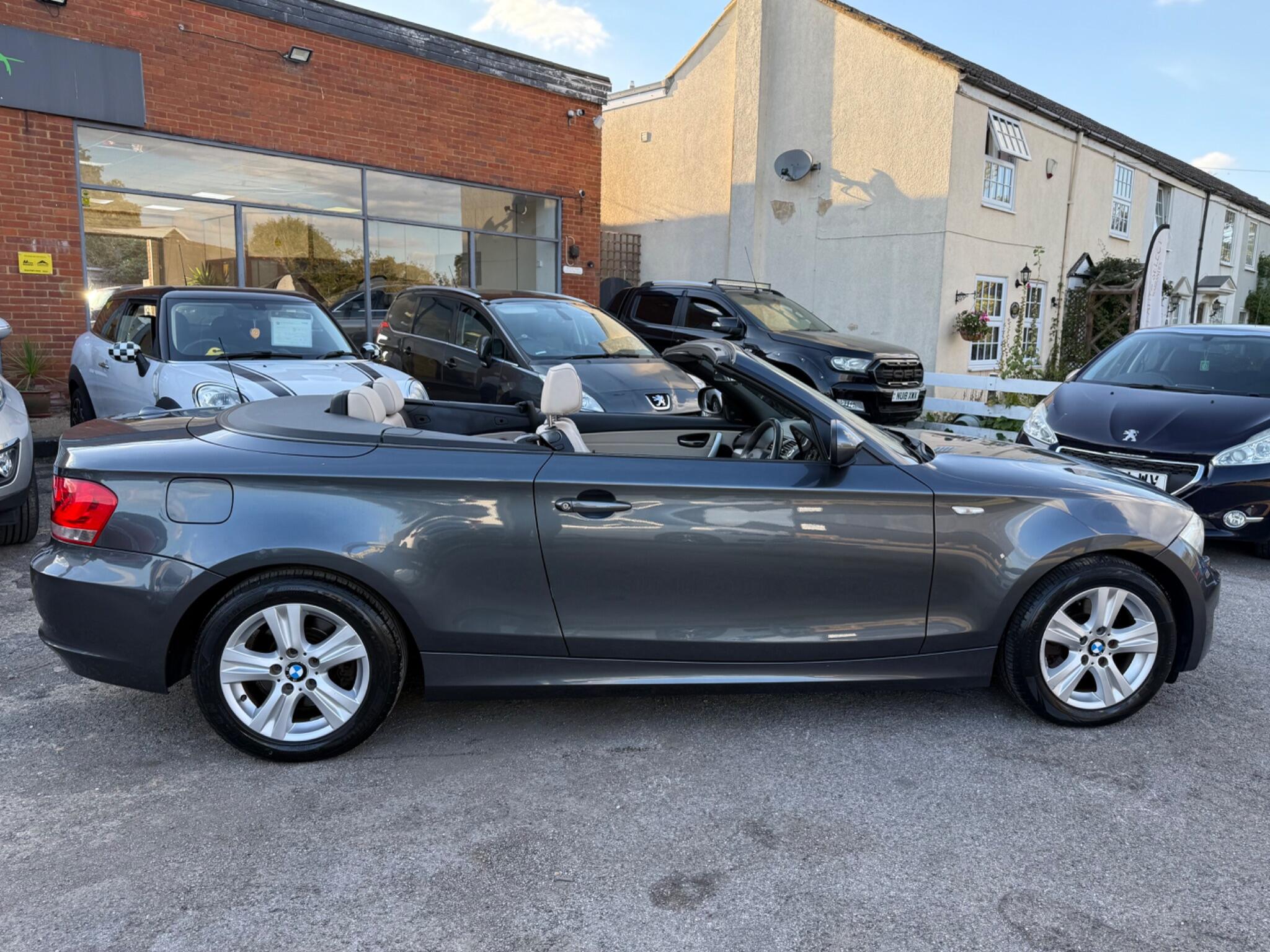 2012 BMW 1 Series image 13
