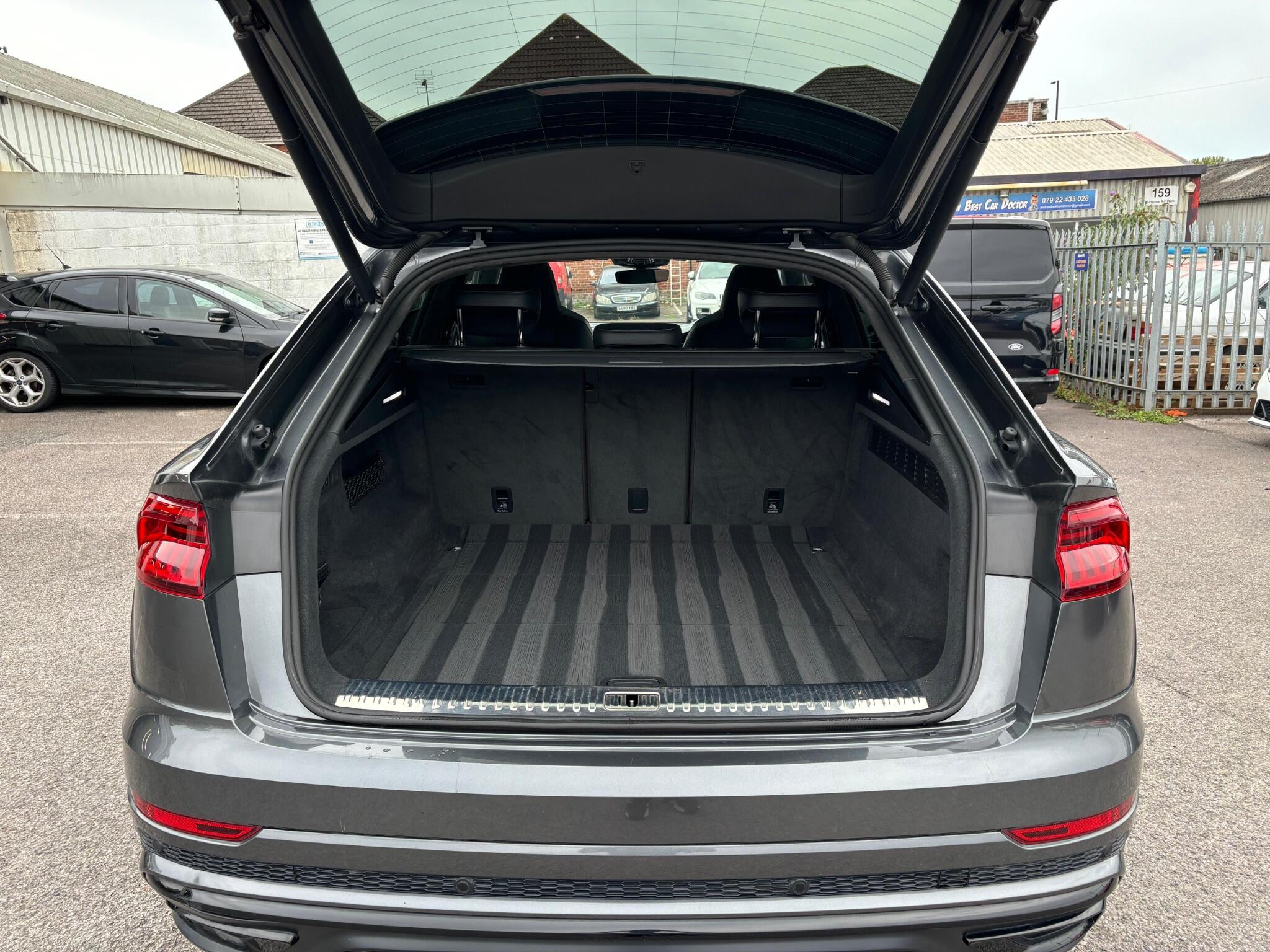 Audi Q8 view 35