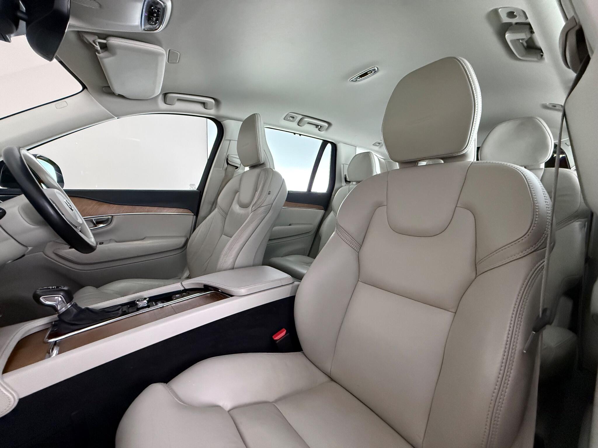 Volvo XC90 view 36
