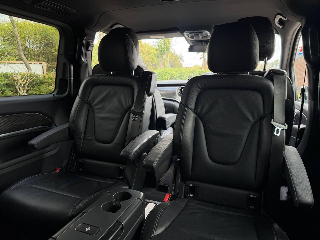 Mercedes-Benz Eqv view 29
