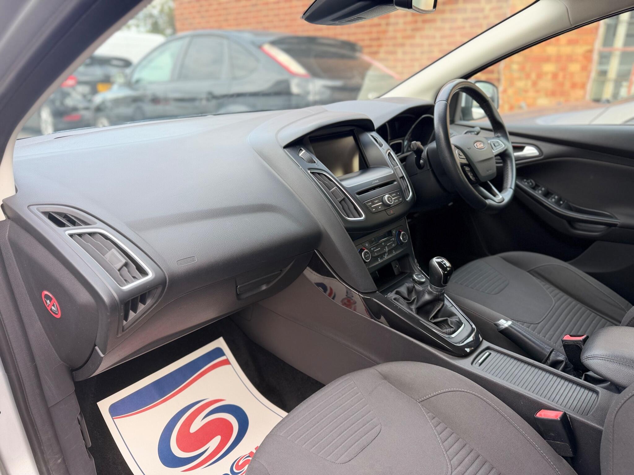 Ford Focus view 14