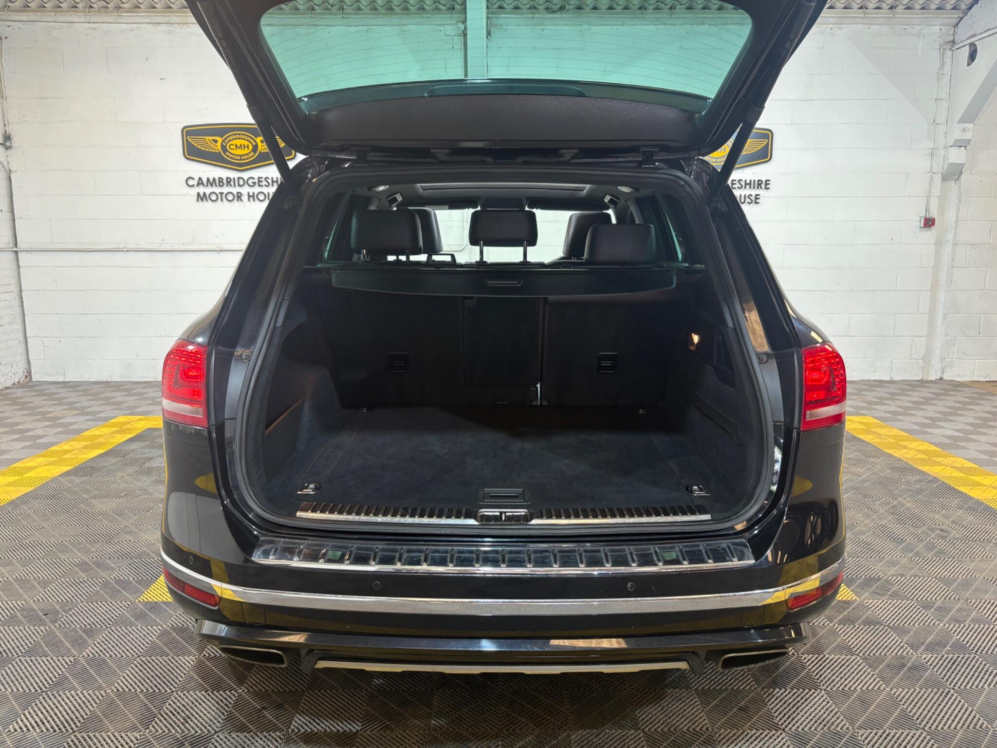 Volkswagen Touareg view 8