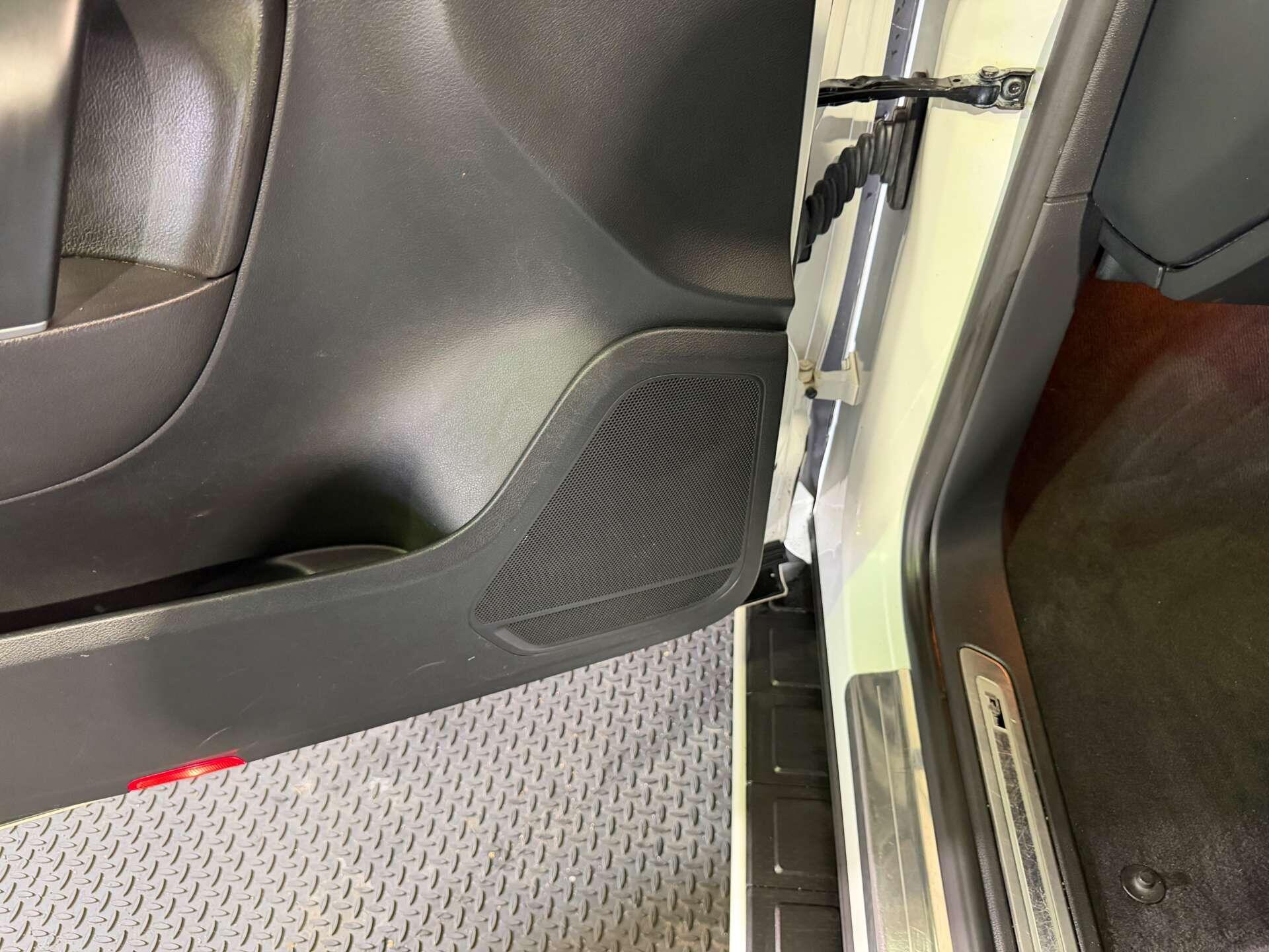 Volkswagen Touareg view 64
