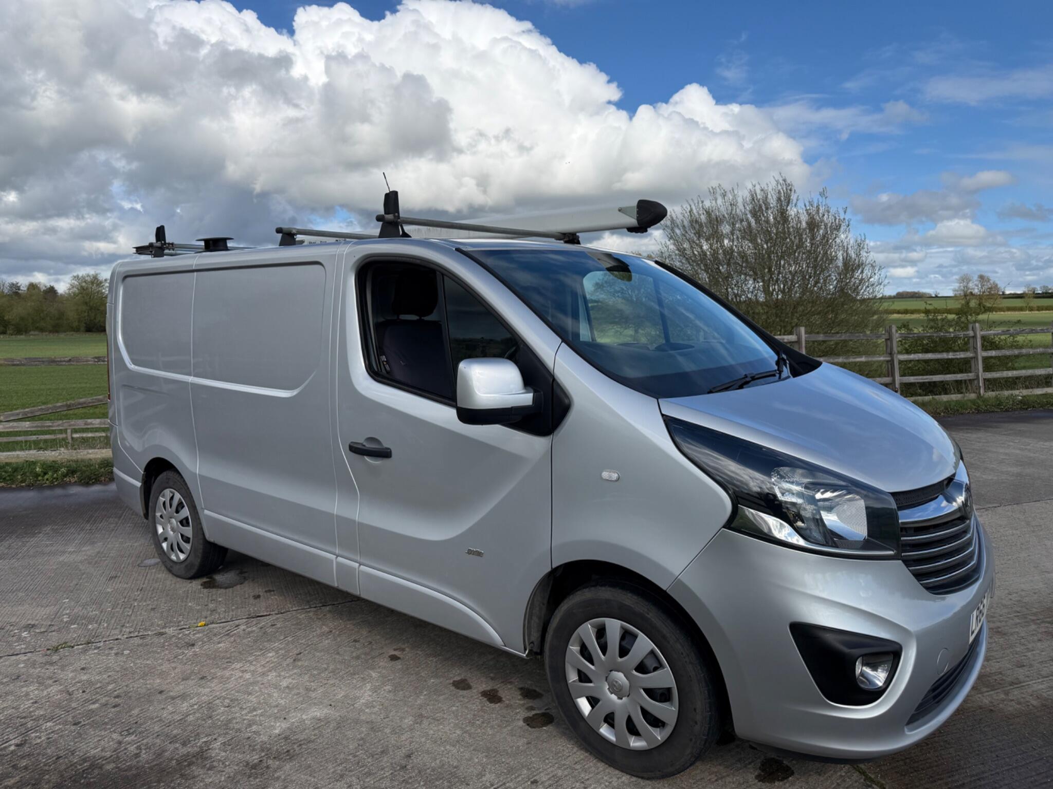 Vauxhall Vivaro 1.6 CDTi 2900 BiTurbo Sportive L1 H1 Euro 6 (s/s) 5dr — photo 2 of 98
