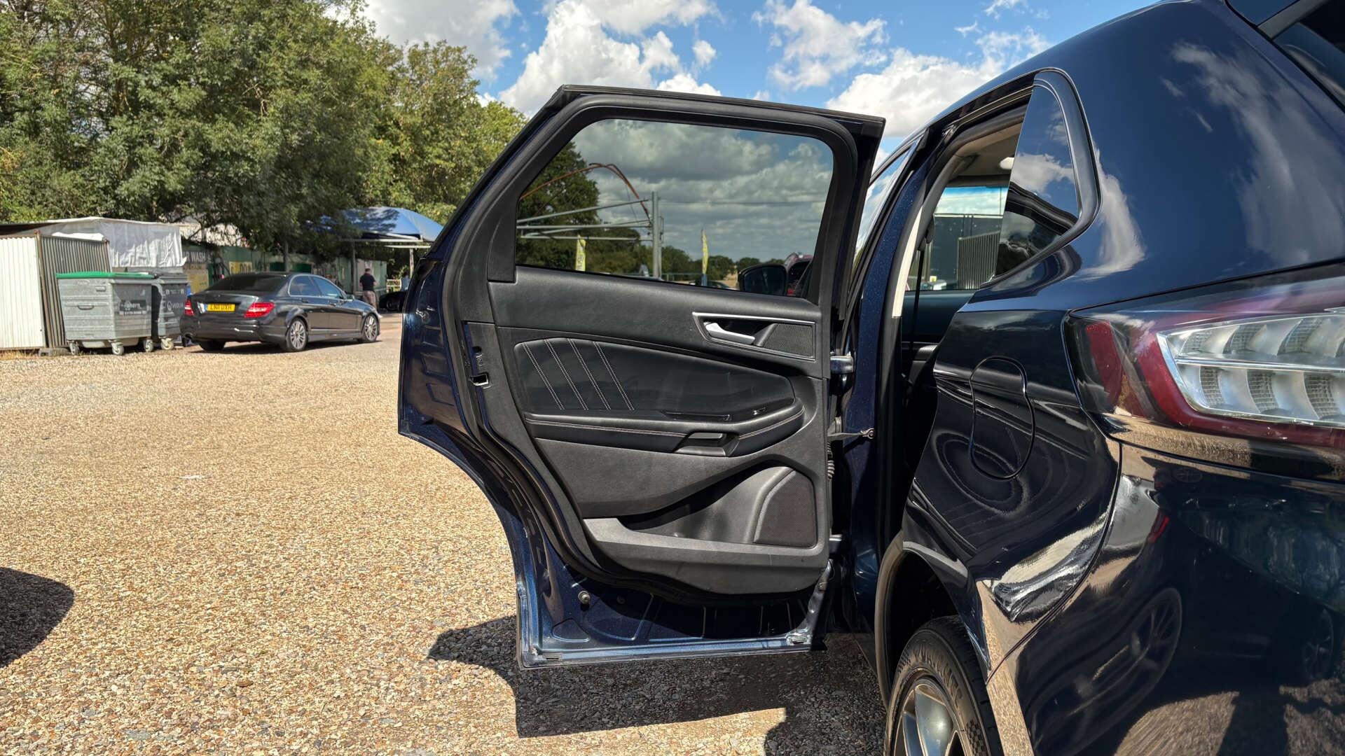 Ford Edge view 50